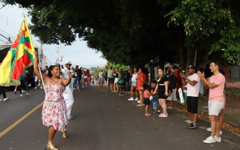 Antes da escolha da corte, teve folia na rua da Cruzeirinho