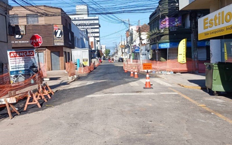 Consórcio São Leopoldo, responsável pela obra de modernização e revitalização da Rua Grande, realizou o recapeamento asfáltico sob a via pública na tarde de sábado