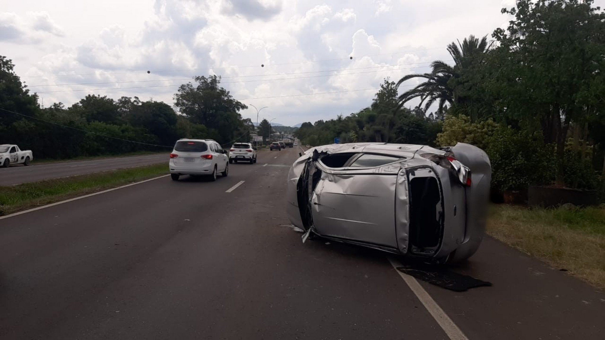 RS-239: Jovem fica ferido após carro capotar em Parobé