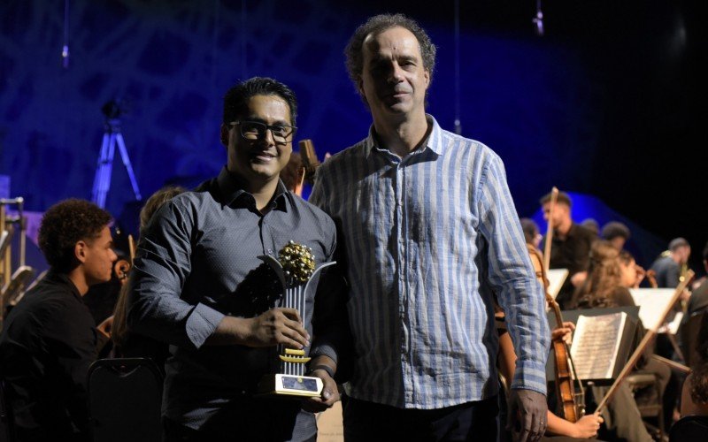 Fernando Brito e Dimitri Cervo na entrega do troféu Cosmos