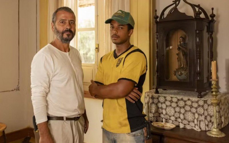 José Inocêncio (Marco Palmeira) e João Pedro (Juan Paiva) em Renascer | abc+