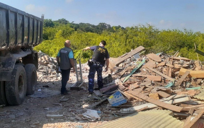 DESCARTE IRREGULAR: Fiscalização flagra autor no bairro Rio dos Sinos