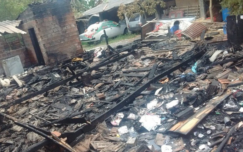 Casa ficou compeltamente destruÃ­da no incÃªndio causado pelo rÃ©u, em 2018