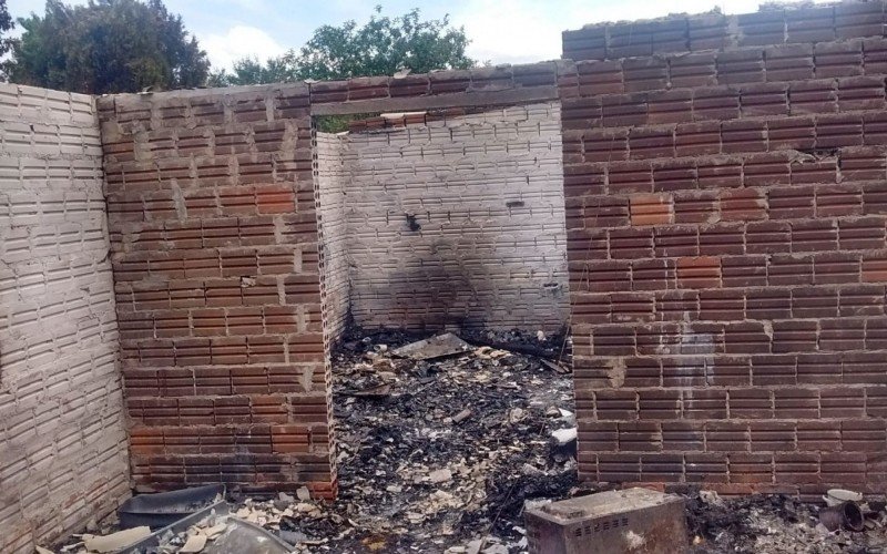 Casa ficou compeltamente destruÃ­da no incÃªndio causado pelo rÃ©u, em 2018