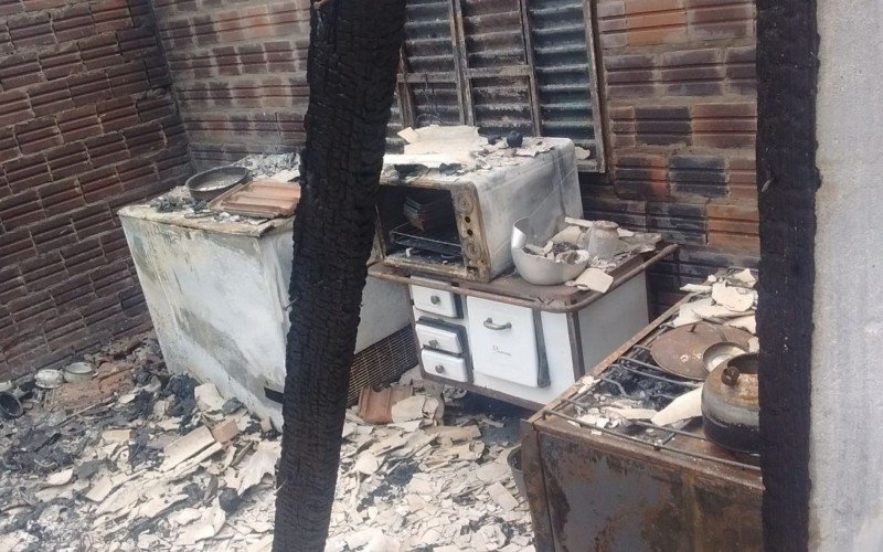 Casa ficou compeltamente destruída no incêndio causado pelo réu, em 2018 | abc+