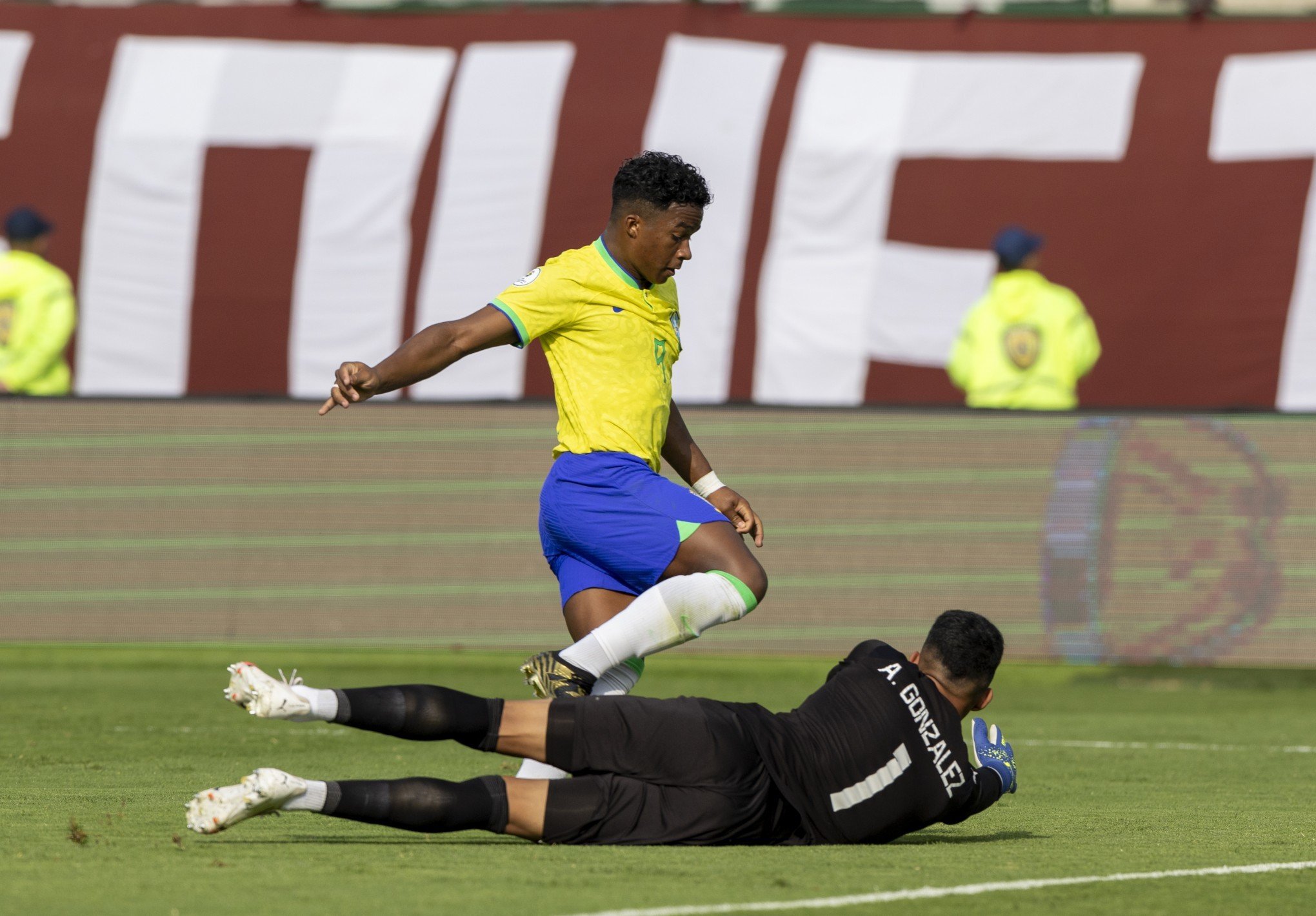 Endrick erra pênalti e Brasil abre fase final do Pré-Olímpico com derrota para o Paraguai