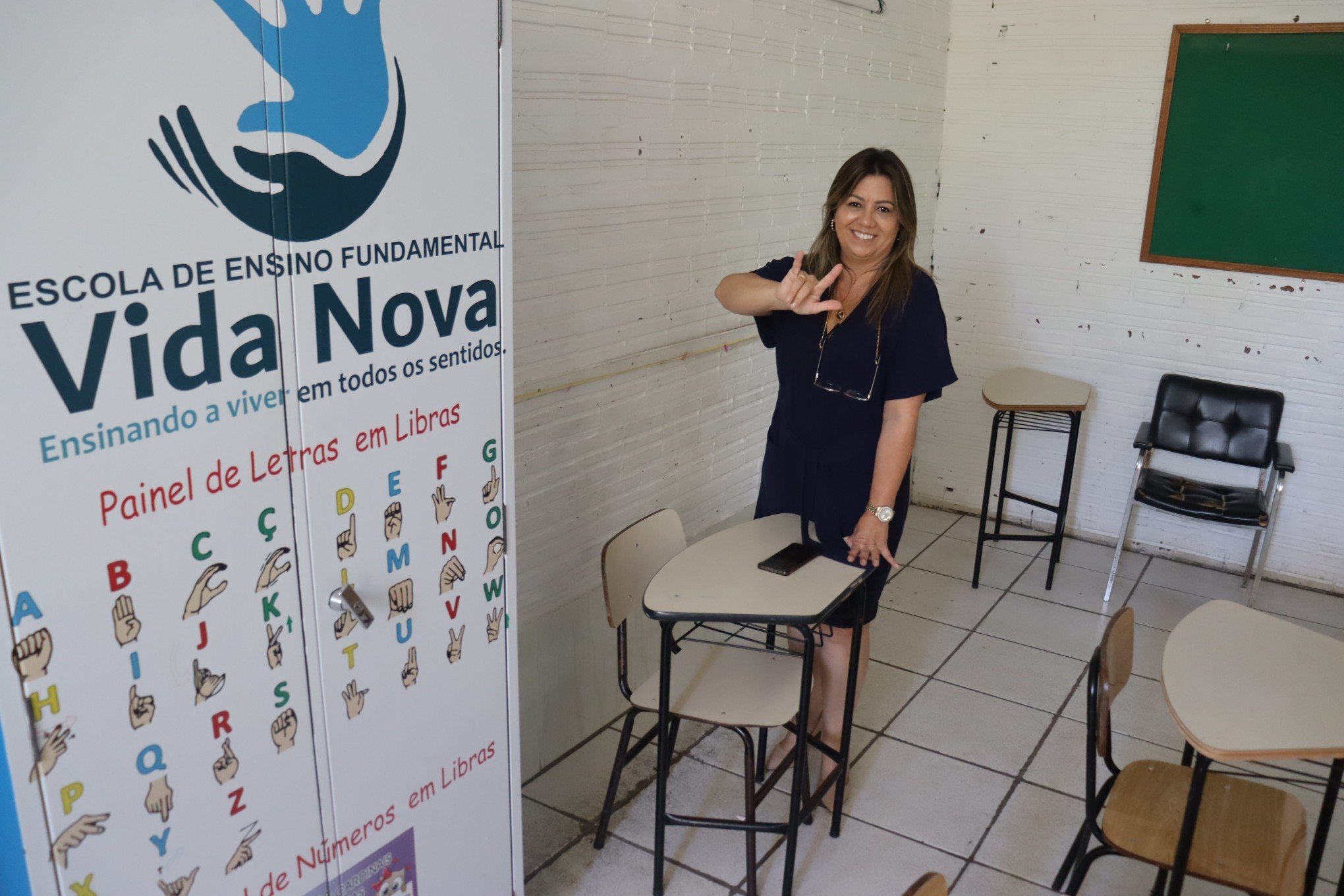 Maristel Pereira fazendo o sinal sÃ­mbolo da Vida Nova