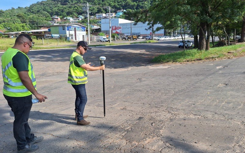 Técnicos em topografia continuam marcando caminhos da obra na BR-116, entre Novo Hamburgo e Estância Velha | abc+