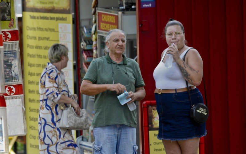  Natália e o pai, Valdir, tiveram que sai no calorão, mas não descuidaram da hidratação