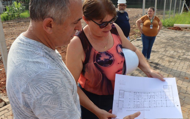 Cesar Yague e Delma da Silva verificam a planta do subsolo