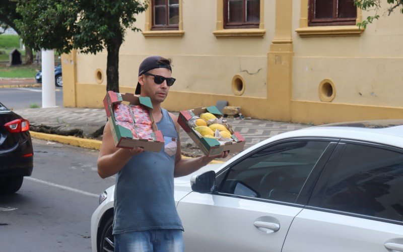 Jorge Cristiano não abre mão do óculos de sol e do boné