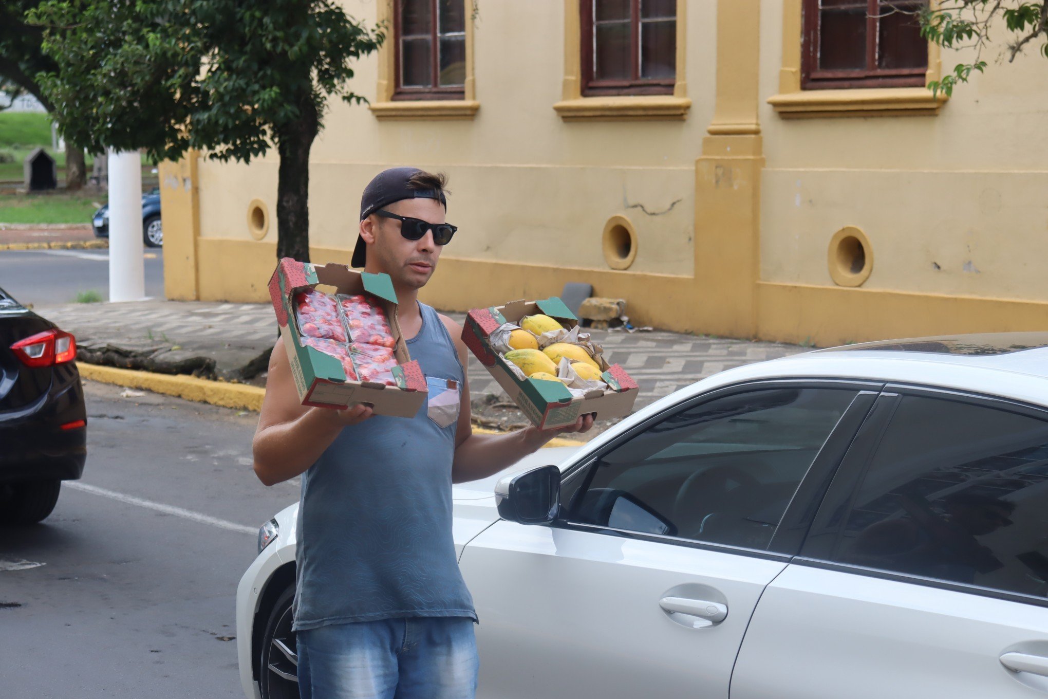 Calor intenso exige cuidados redobrados de quem precisa se expor ao sol