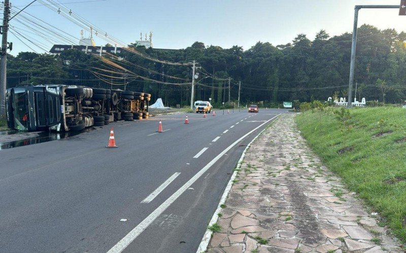 Caminhão tombou no início da manhã de quarta-feira em Canela