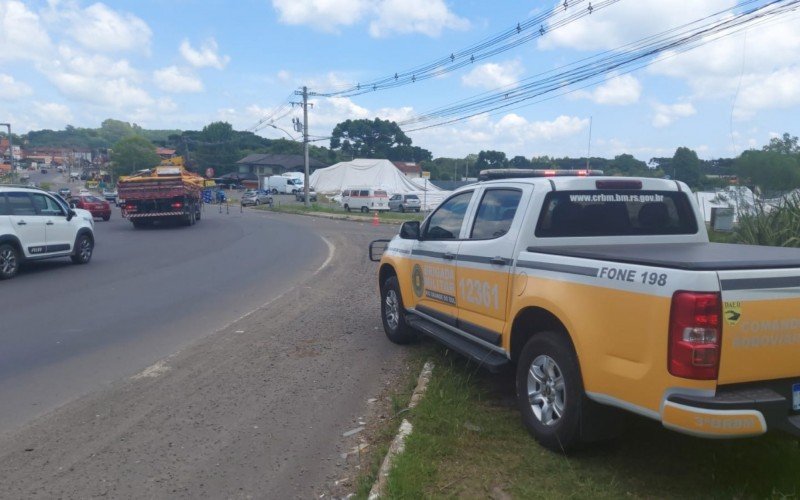 Caminhão é retirado da RS-235 após tombar no início da manhã de quarta-feira, em Canela