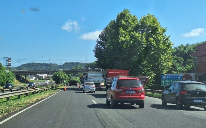 Estreitamento de pista próximo à alça de acesso da RS-239 | abc+