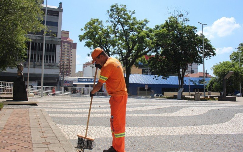 Edson Luís Corrêa trabalha como gari e busca usar boné e ingerir bastante água durante os dias quentes | abc+