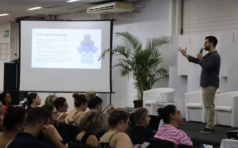 Bruno Ferreira palestra sobre EducaÃ§Ã£o MidiÃ¡tica