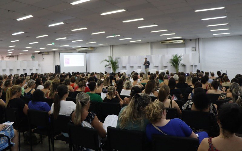 Seminário contou com cerca de 300 pessoas da rede municipal de ensino | abc+