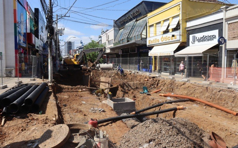 Na terceira quadra, equipes já iniciaram os trabalhos da rede de macrodrenagem