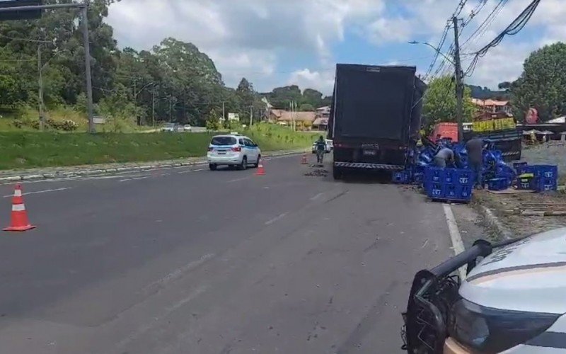 Pista da esquerda da RS-235 está liberada, após bloqueio devido à retirada de carreta