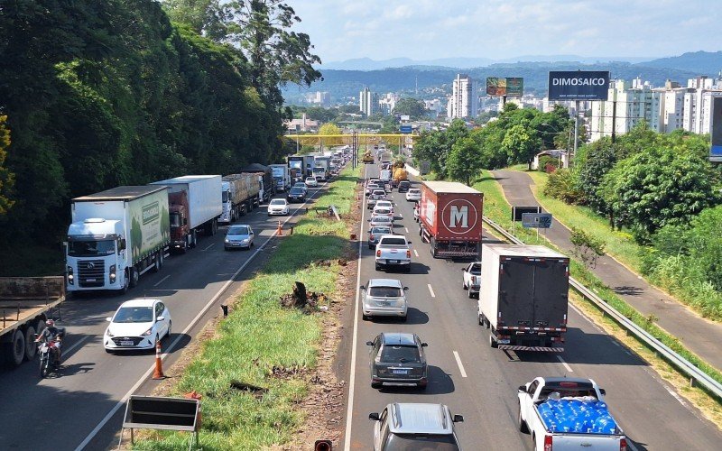 Tarde de muita lentidão na BR-116, entre Novo Hamburgo e São Leopoldo | abc+