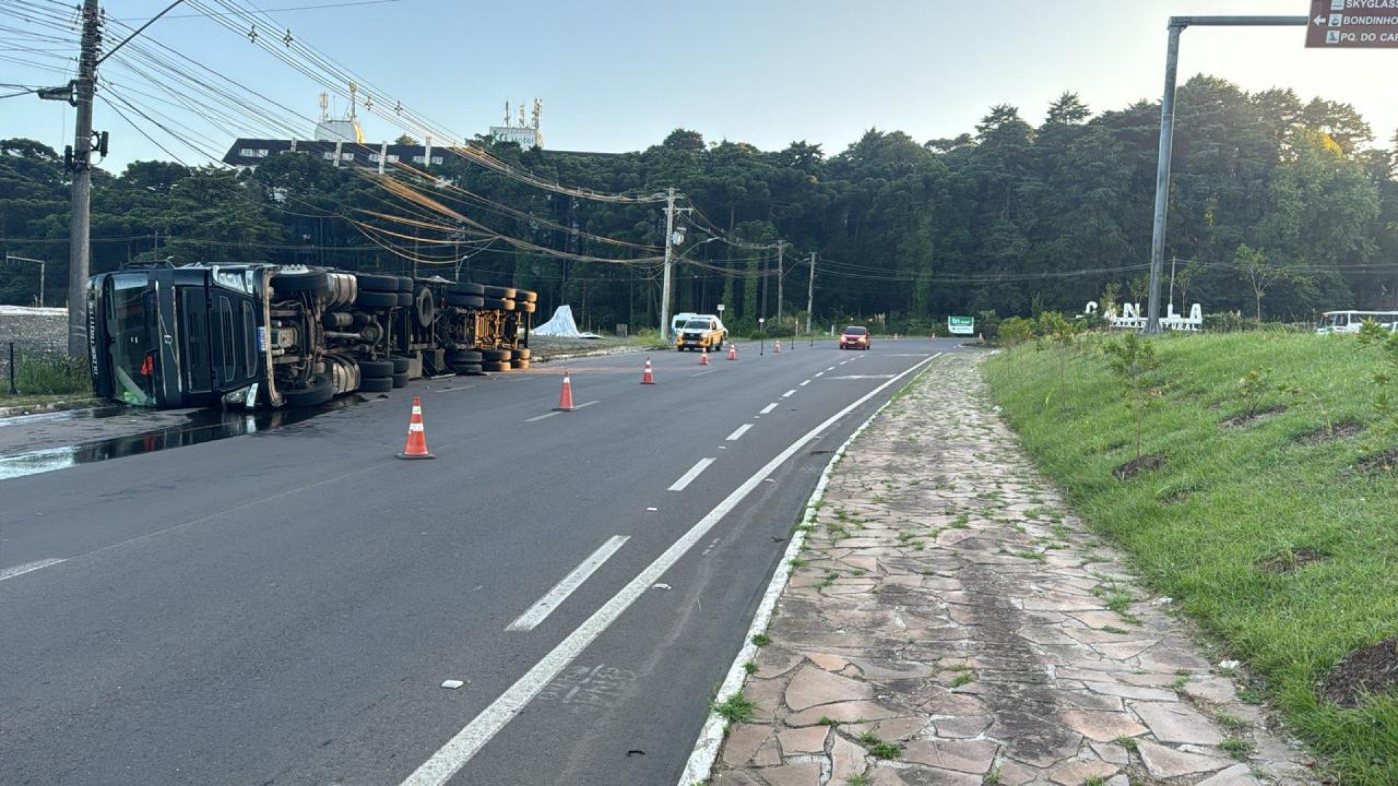 Caminhão tomba e derruba óleo sobre a pista em rodovia de Canela