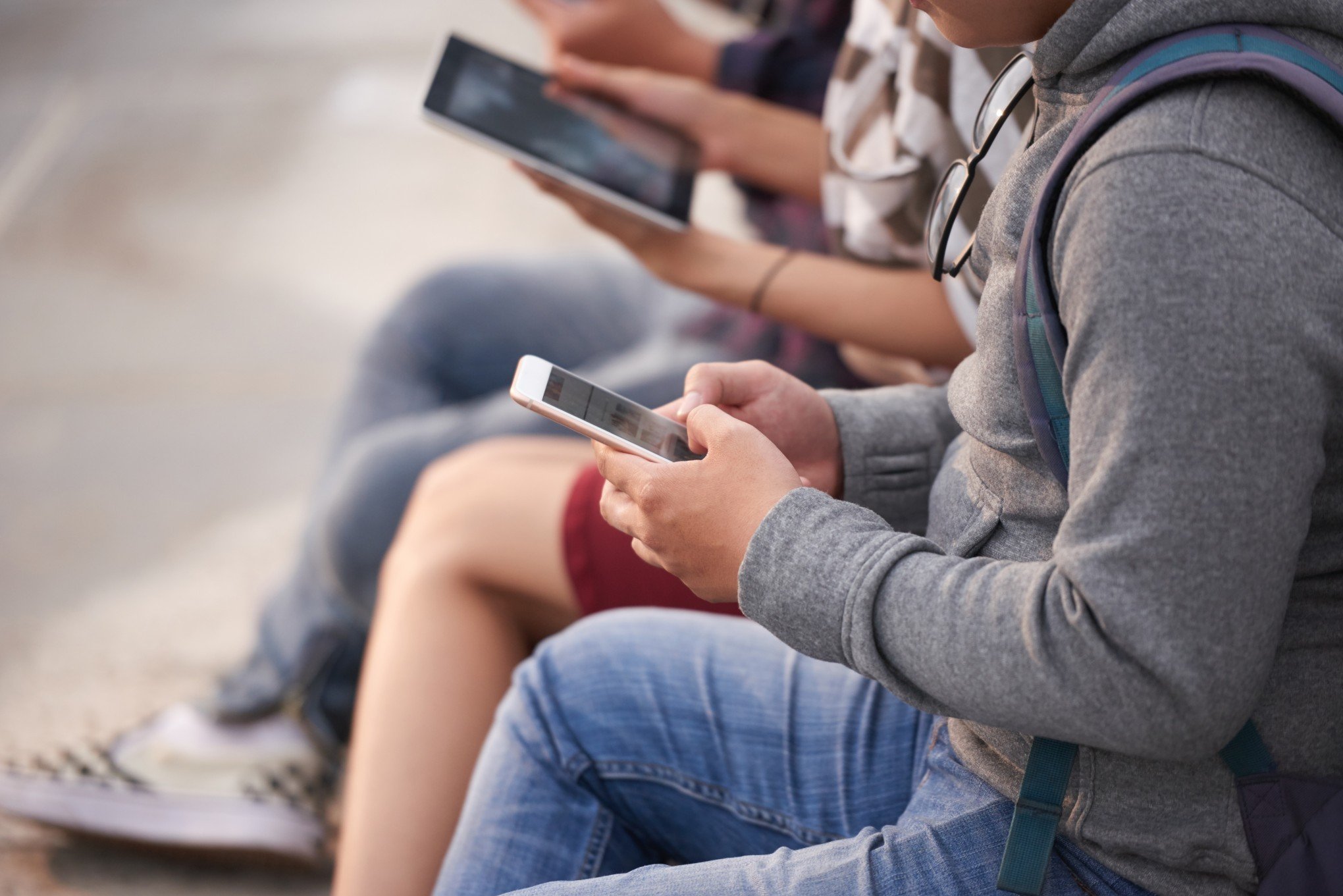 Projeto de lei quer proibir uso de celular em sala de aula no RS; entenda
