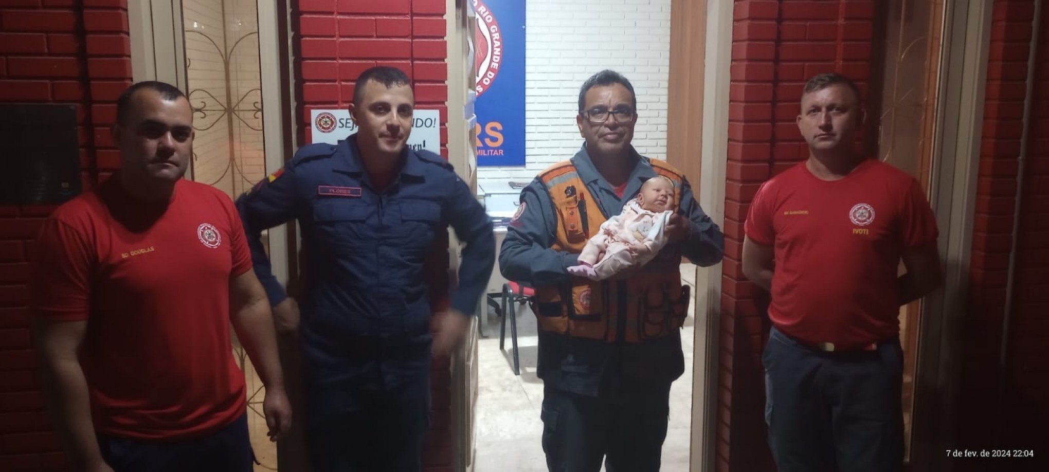 Recém-nascida é salva por bombeiros após pais buscarem ajuda no quartel em Ivoti