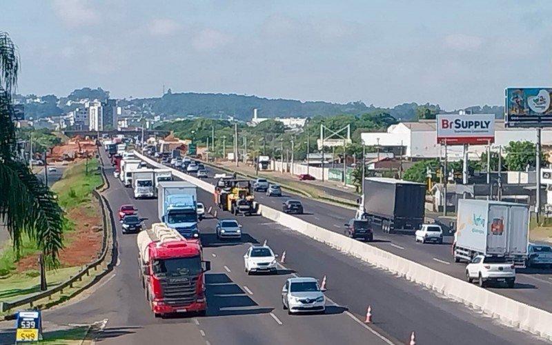 Obra de pavimentação da terceira faixa da BR-116 ocorre no trecho de São Leopoldo 