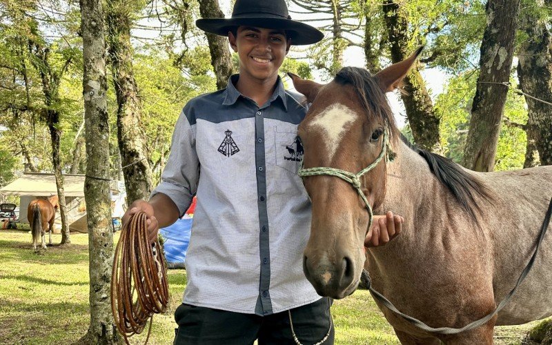 Felipe Vargas homenageou a família no rodeio de Gramado