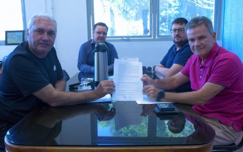 Machado (PP), prefeito de Capela de Santana, Campani (PSDB), prefeito de São Sebastião do Caí, e os assessores jurídicos  Diego Jensen e Márcio Helbing durante assinatura do termo | abc+