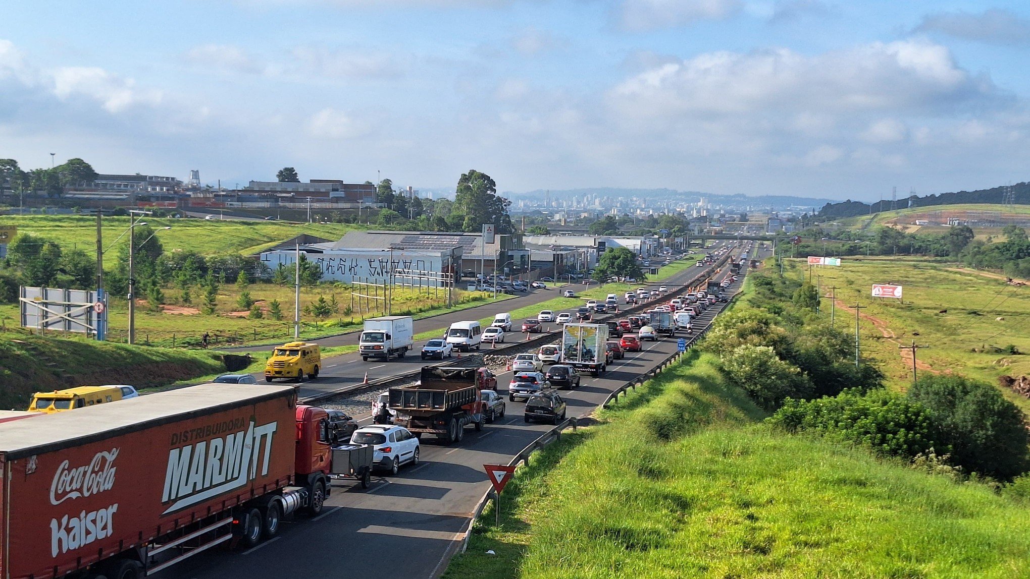 TRÂNSITO: Obras e acidente causam congestionamento na BR-116 e RS-240; veja onde