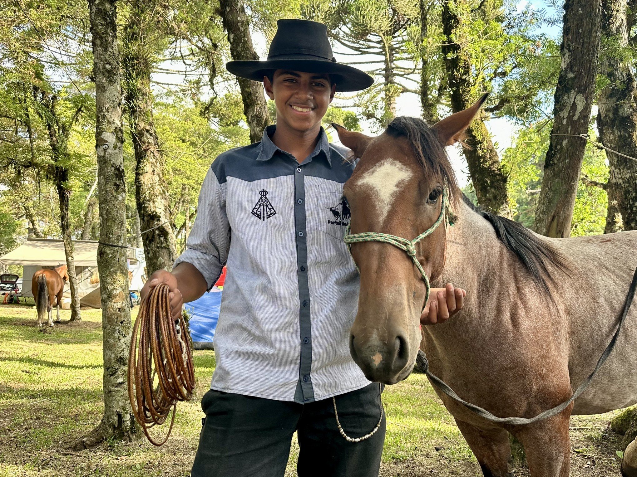 Após perder cinco membros da família em acidente, jovem morador da Serra quer continuar legado do pai no tiro de laço