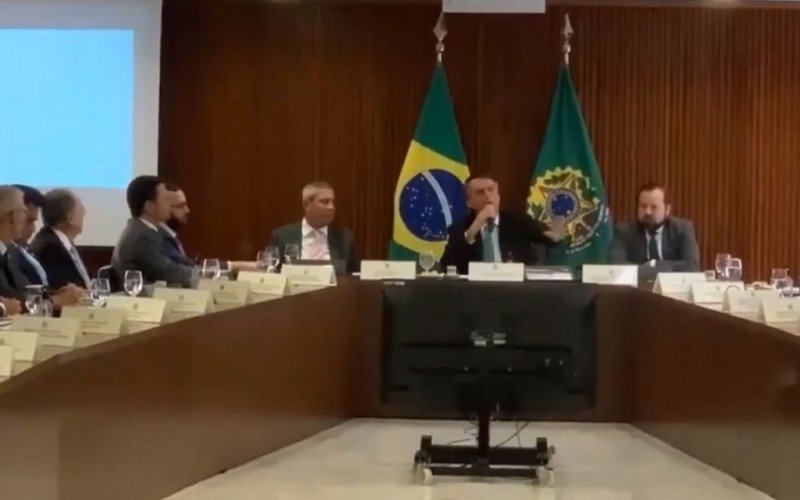 Gravação apreendida pela PF mostra momento em que Bolsonaro pede "reação" de ministros sobre suposta fraude nas eleições | abc+