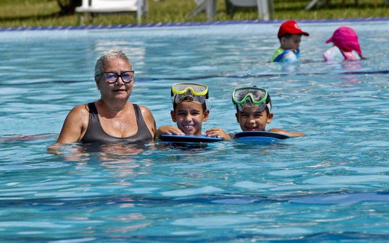 Soilamar e os netos Téo e Lucas na piscina do Cepe