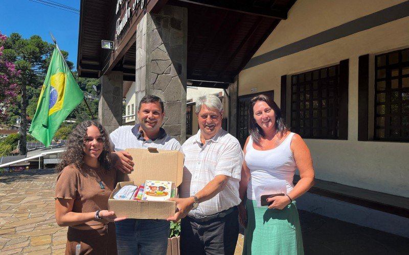 Estudantes da rede municipal começam a receber kits de material escolar 