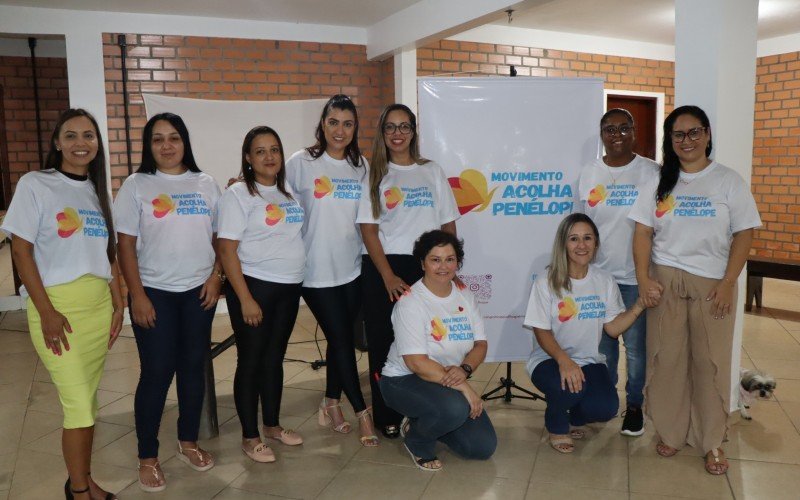 Da esquerda pra direita, Nathalia de Oliveira (representando a mÃ£e, Rejane de Oliveira, conselho fiscal), Katiele Naiara Dias de Oliveira (conselho fiscal), Ana Cristina da Silva Xavier (2Âª tesoureira), Lia Andrade (1Âª tesoureira), Fernanda da Silva Amaral (1Âª secretÃ¡ria), Raquel Miranda D'avila Pereira (2Âª secretÃ¡ria), Leni Cunha da Costa (2Âª vice-presidente), Laura Paola Marcelino da Silva (1Âª vice-presidente), e Graziela GonÃ§alves (presidente) 