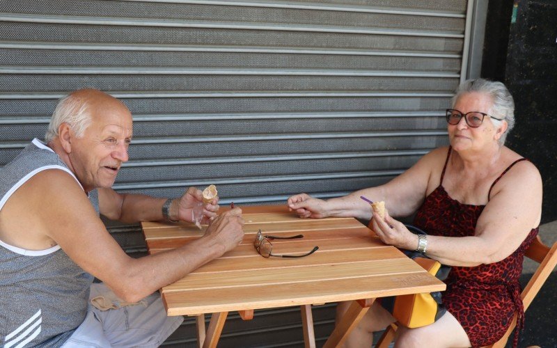 Calor em Novo Hamburgo nesta sexta-feira.  Leda Biasibetti, 75, e AntÃ´nio Marciano da Silva, 75