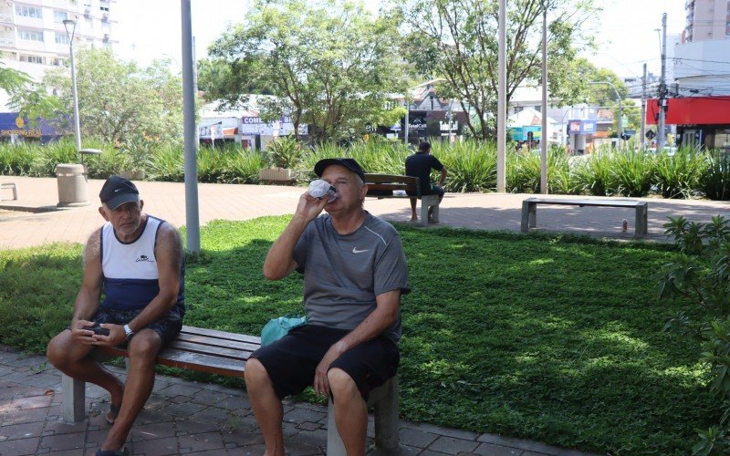 Calor em Novo Hamburgo nesta sexta-feira.  Os amigos Renato JosÃ© Braum, 69, e LuÃ­s daSsilva, 67, se encontraram durante a tarde para conversar.