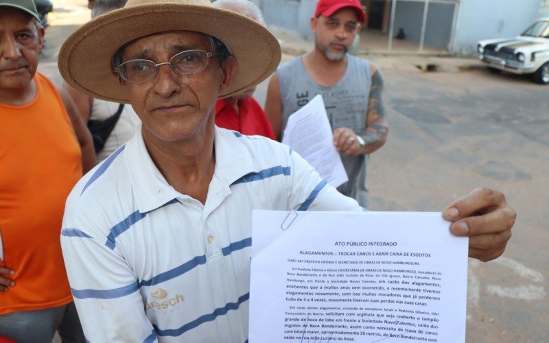 LÃ­der comunitÃ¡rio, Pedrinho Oliveira com documento pedindo as intervenÃ§Ãµes