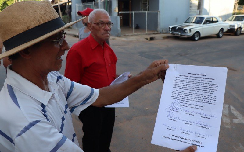 LÃ­der comunitÃ¡rio, Pedrinho Oliveira com documento pedindo as intervenÃ§Ãµes