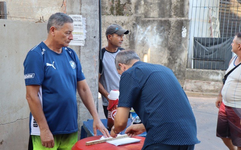 Assinaturas sendo coletadas