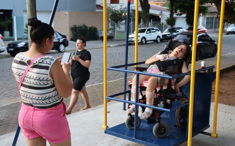 A mÃ£e Raquel Souza de Almeida brincando com a filha