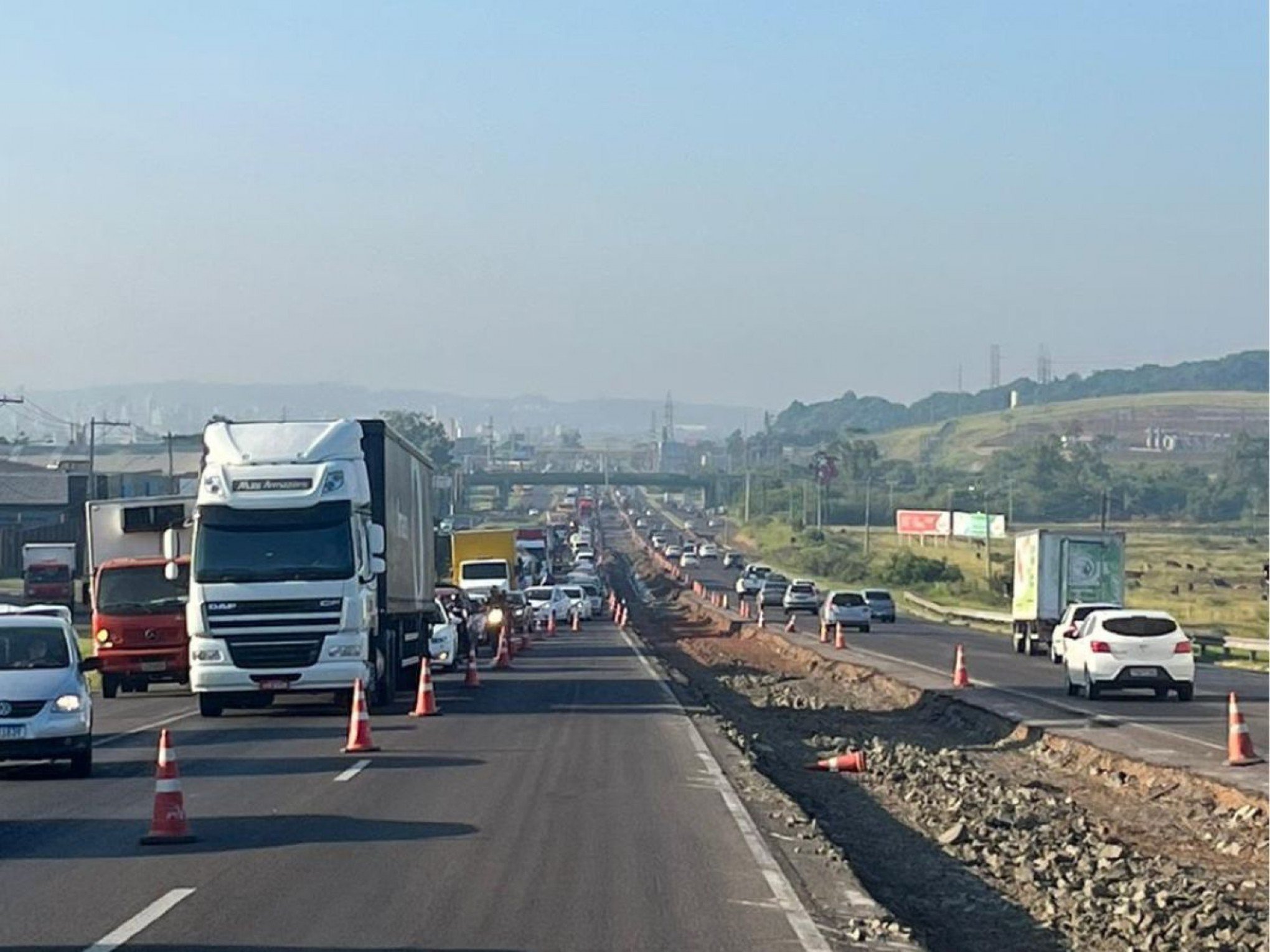 BR-116: Acidente e pontos congestionados marcam a manhã de sexta-feira no Vale do Sinos