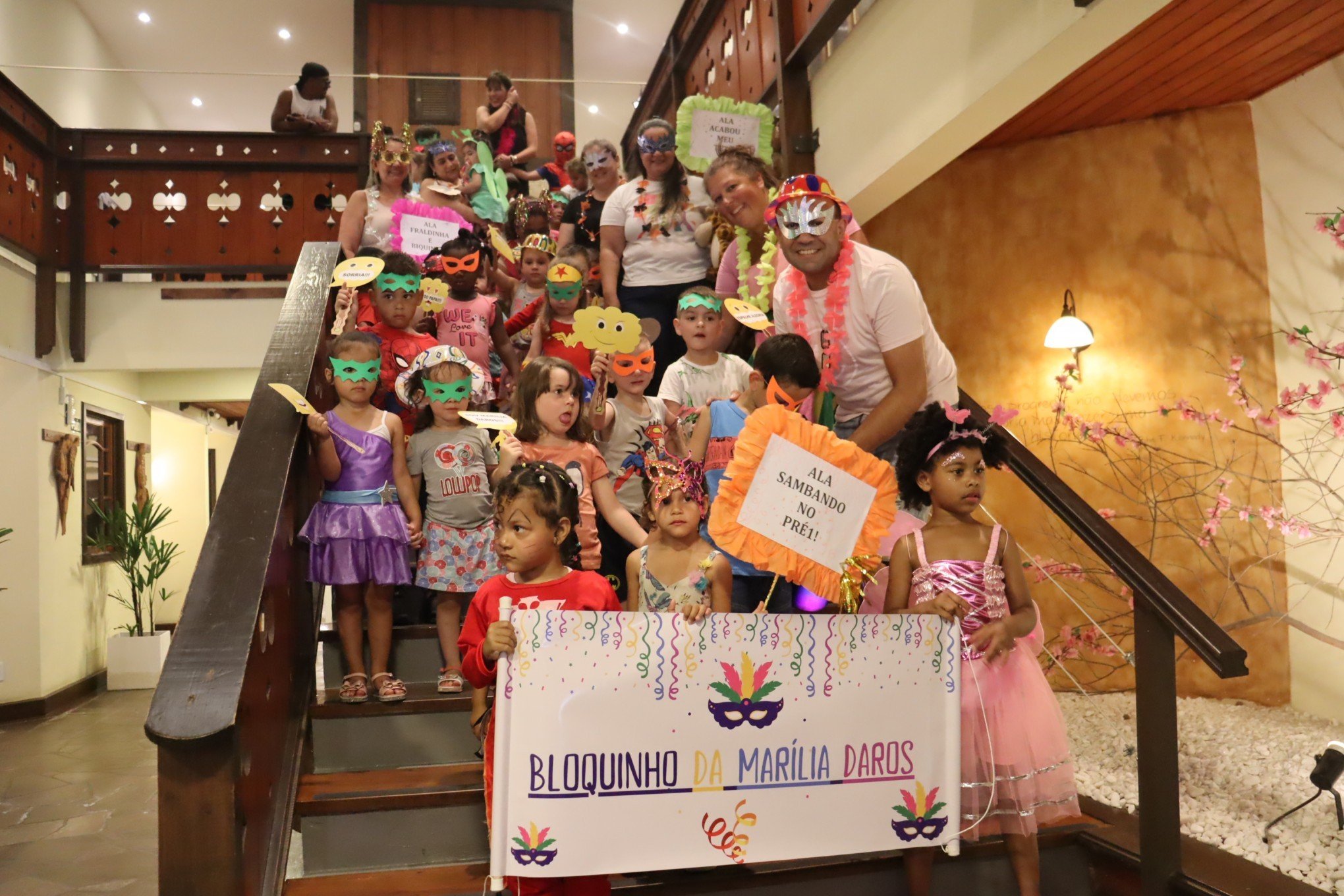 Bloquinho de Carnaval de escola infantil de Gramado faz sucesso em área central