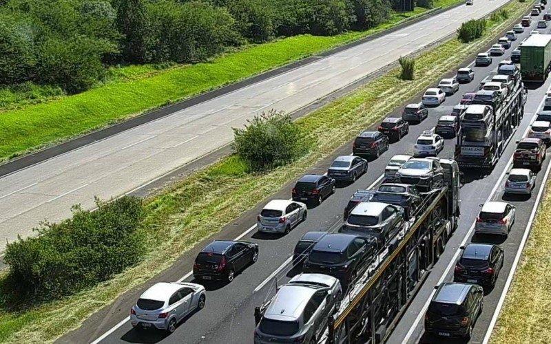 Expectativa é que mais de 81 mil veículos se dirijam ao litoral pela free way neste sábado | abc+