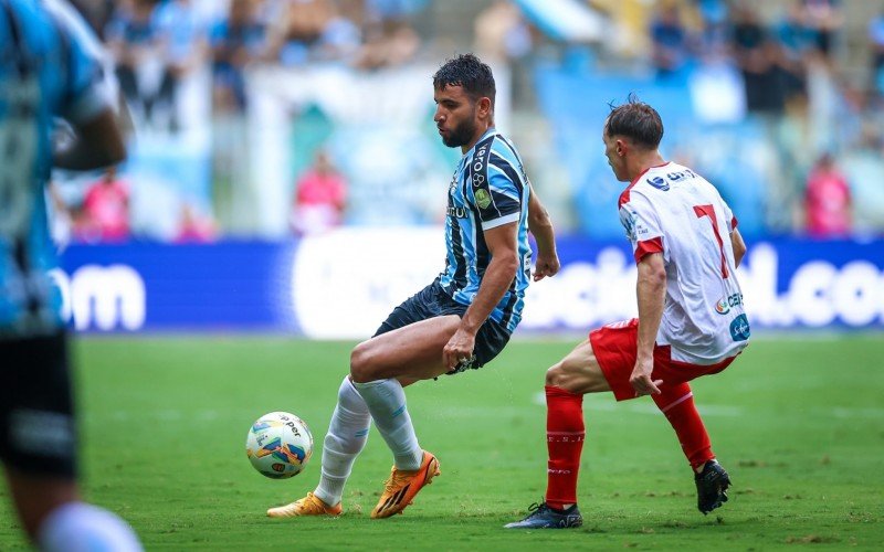 Por conta do calor em Porto Alegre, Pepê se desgastou muito no empate por 1 a 1 com o São Luiz | abc+