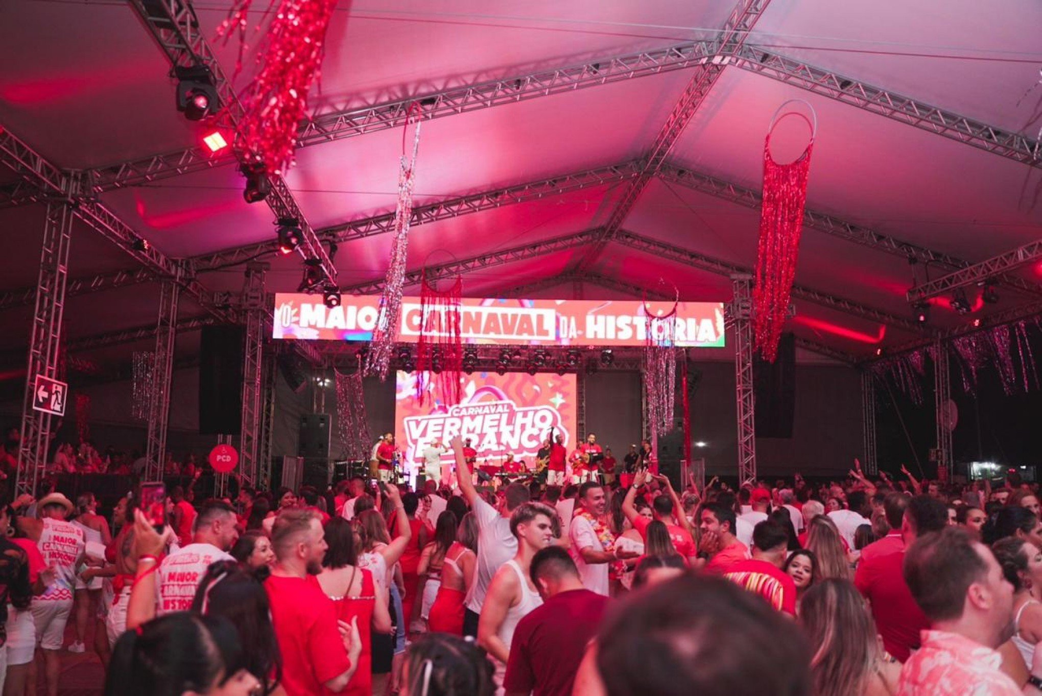 CARNAVAL: Largada das festas atrai centenas de foliões em Novo Hamburgo