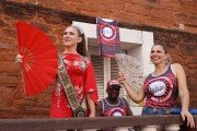 Segunda princesa da corte do carnaval de Novo Hamburgo, Ísis Bragança, junto de Bianca Bárbara Camargo,  usando leque para amenizar o calor de 35 graus e continuar com o samba no pé