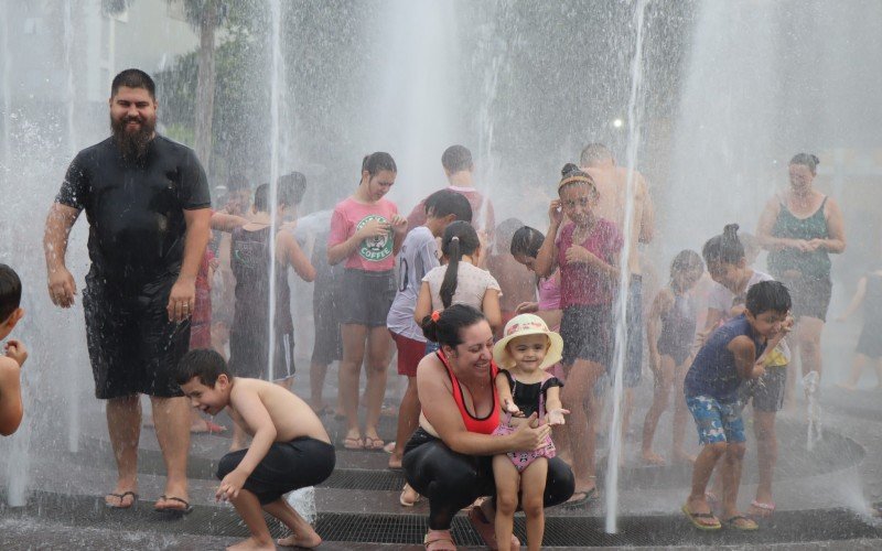 CalorÃ£o em Campo Bom fez com que moradores se refrescassem em chafariz do Largo IrmÃ£os Vetter